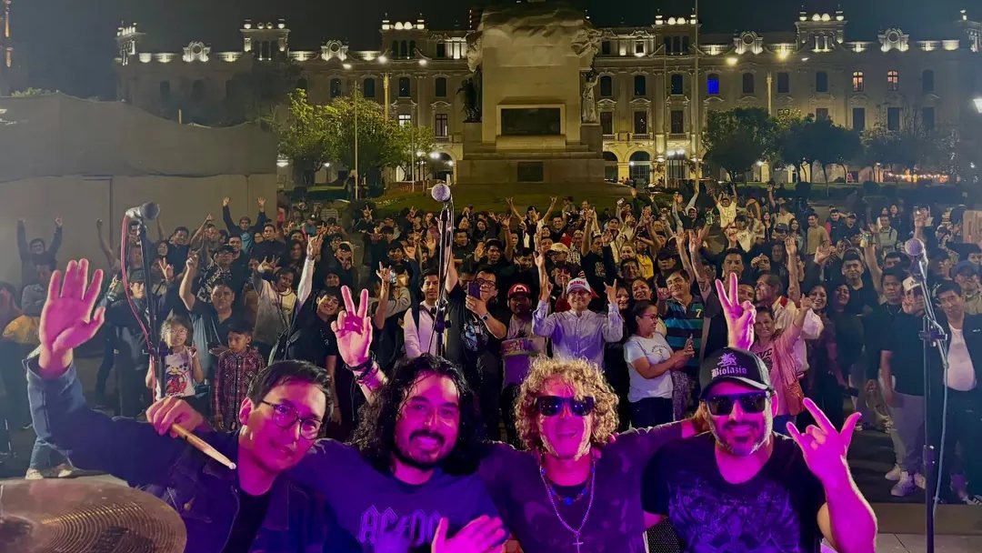 BIOLAZIO en concierto con cientos de fans en la Plaza San Martín, Lima